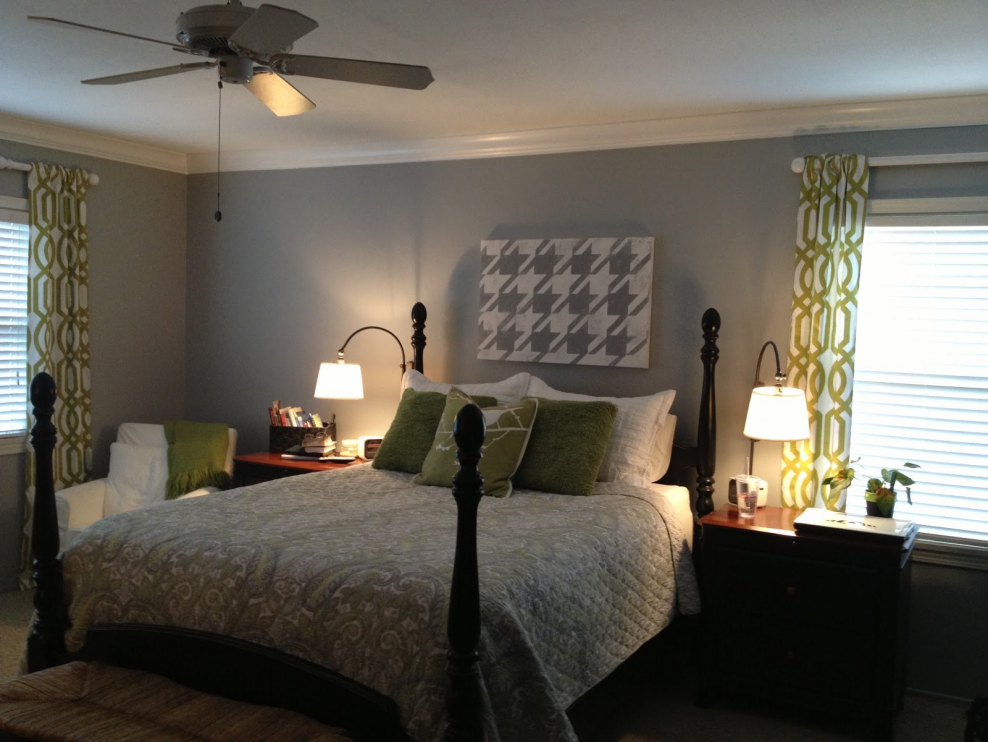 Светильники возле кровати в спальне