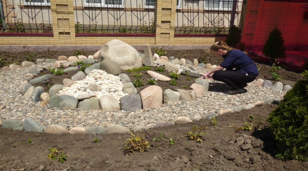 Альпийская горка в школьном дворе