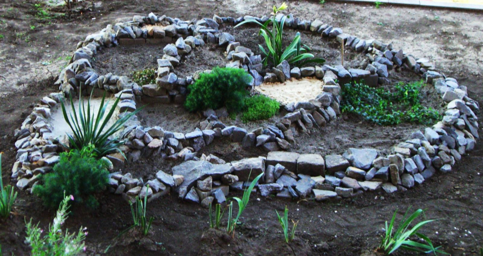 Клумба из камней в разных формах