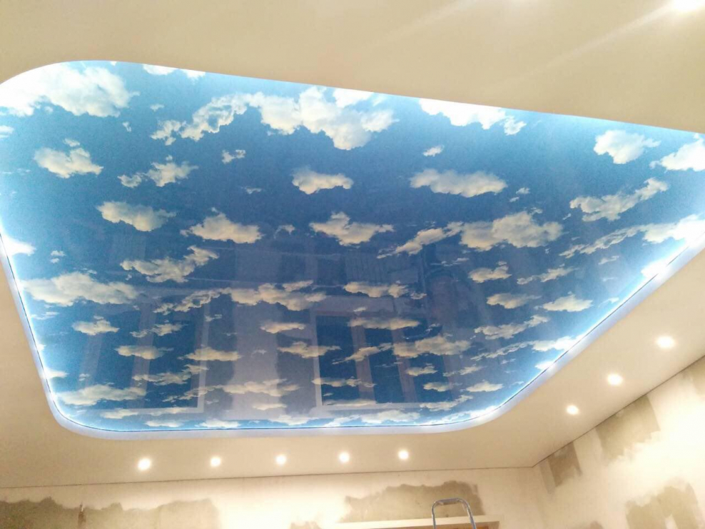 Глянцевый потолок с облаками