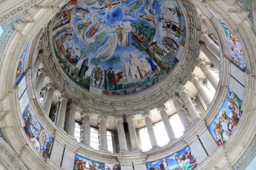 Интерьер с куполом на потолке