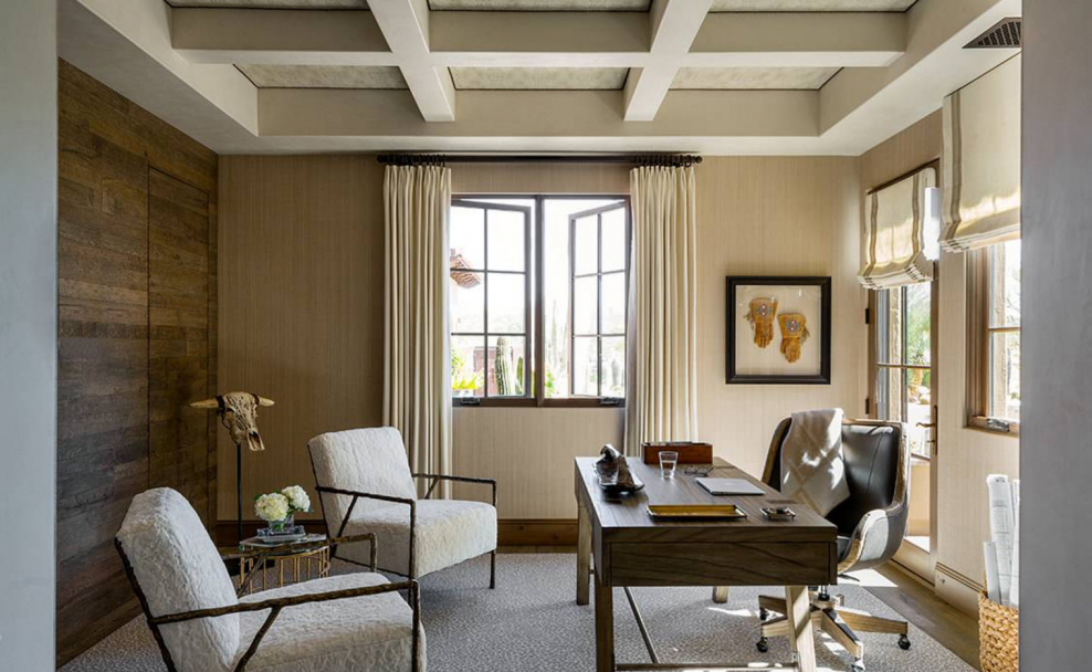 Бежевые стены в интерьере кабинета