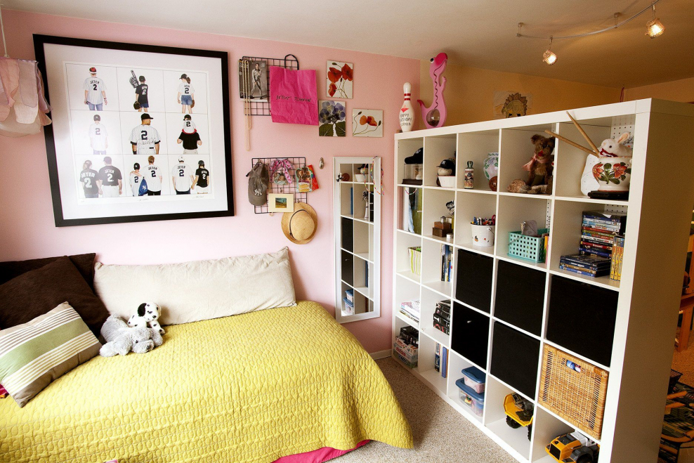 Детская комната в темных тонах