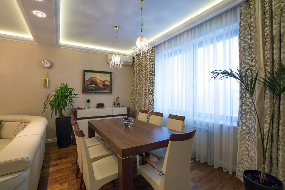 Гостиная с диваном и обеденной зоной