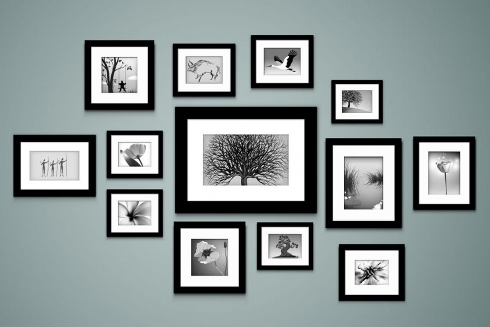 Композиция из фоторамок на стену