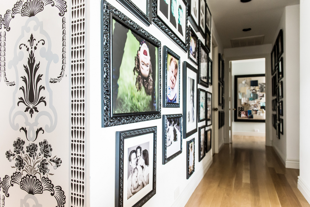 Постеры в интерьере прихожей