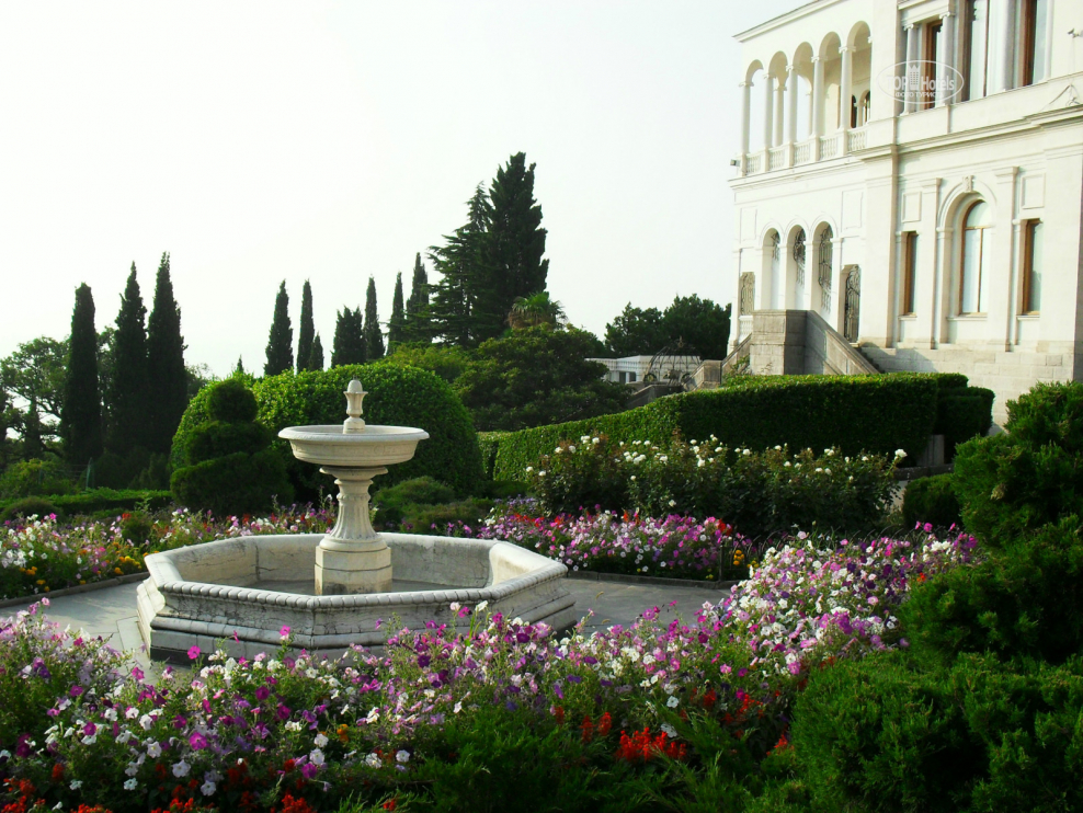 Парк в Ливадии где бабочки