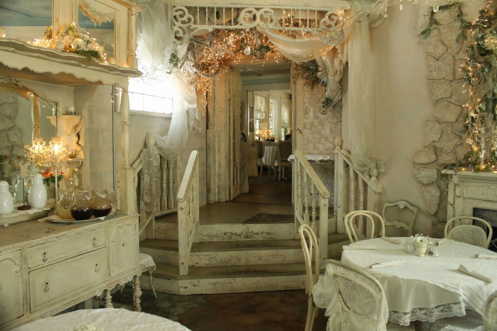 Интерьер кафе в стиле шебби Шик