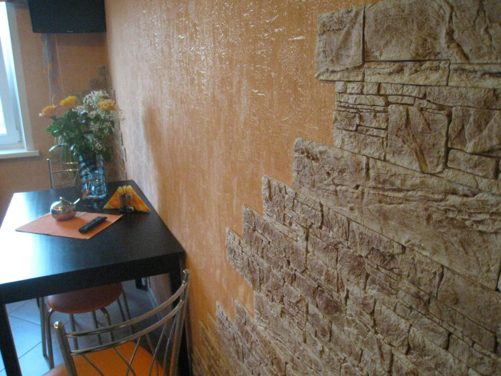 Декоративный камень в обеденной зоне