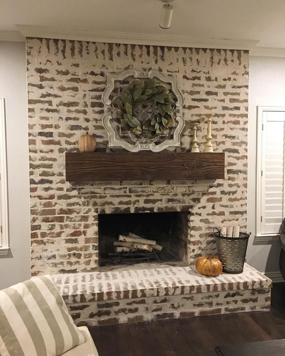 Декоративный кирпич в камине