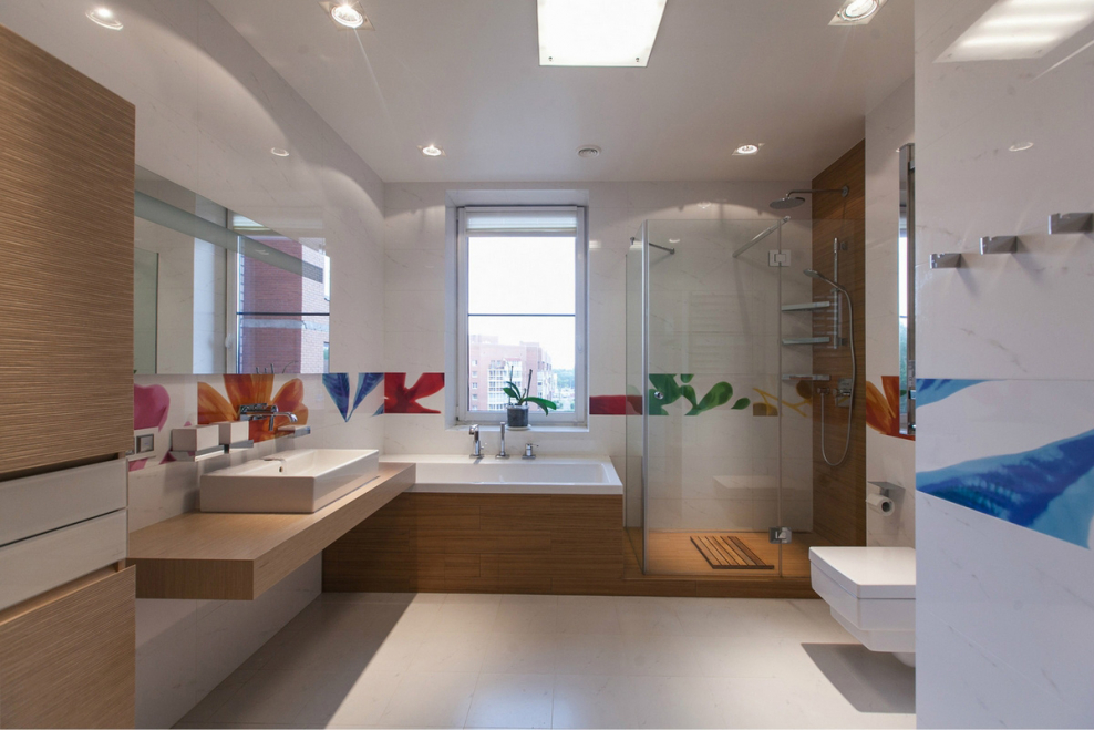 Интерьер ванной комнаты с джакузи