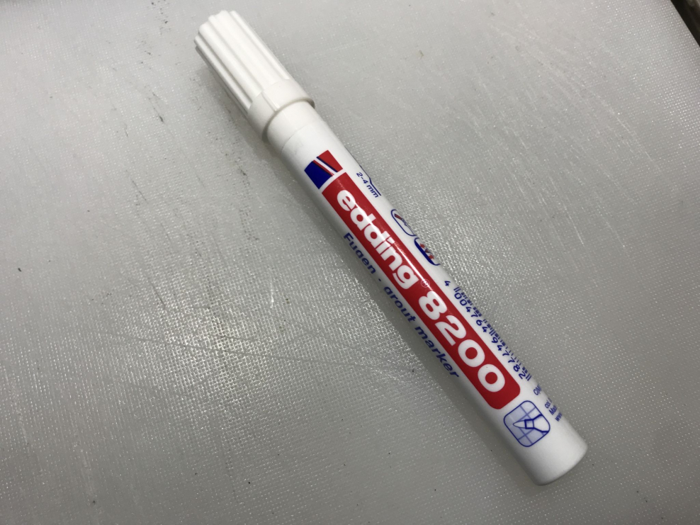 Затирка швов на белой плитке на полу