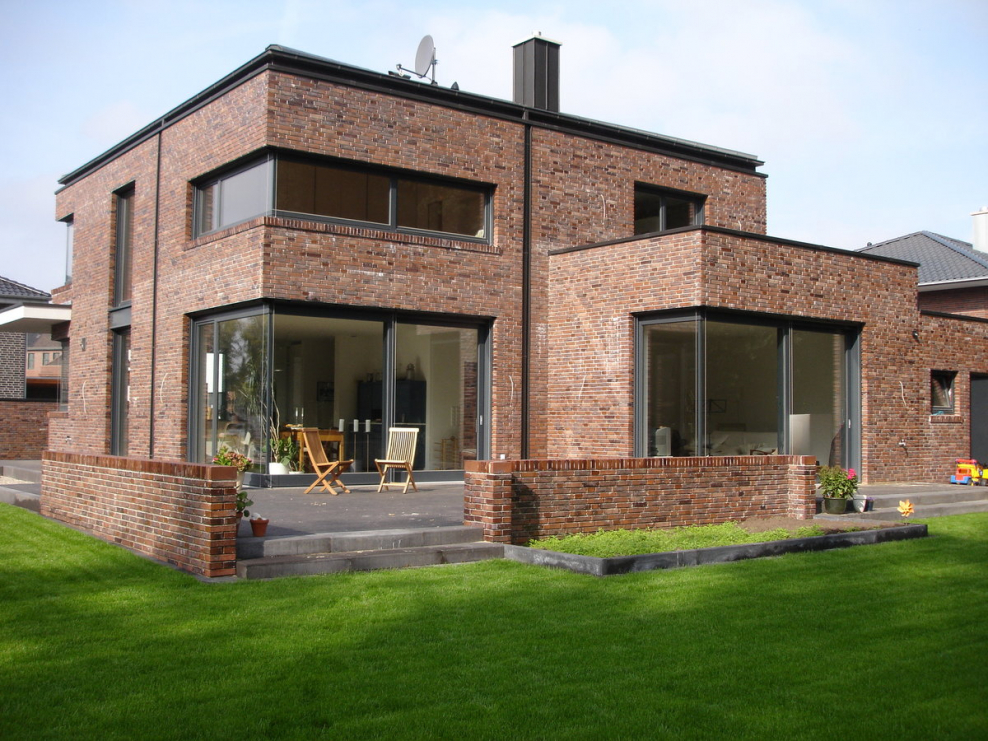 Кирпичный дом с плоской крышей