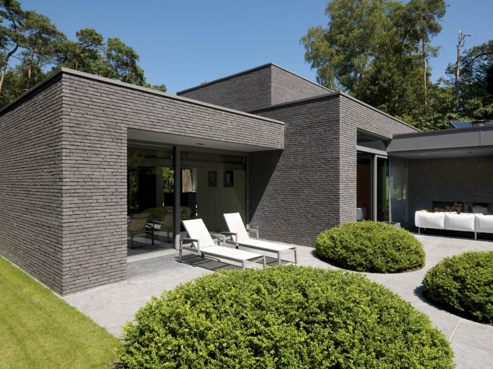 Одноэтажный дом из серого кирпича