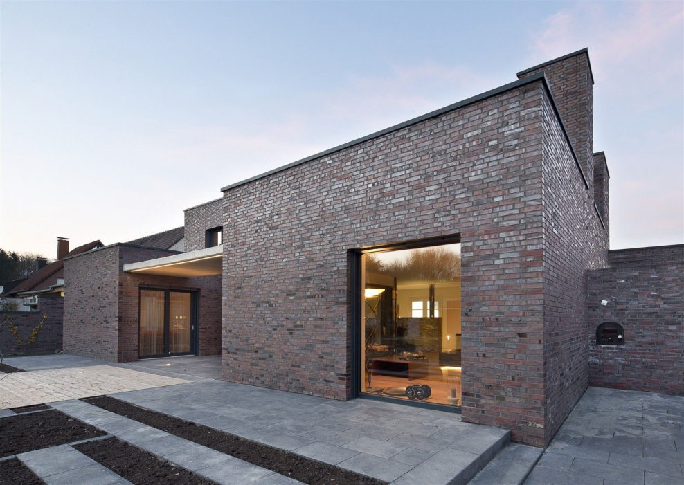 Одноэтажный кирпичный дом с плоской крышей