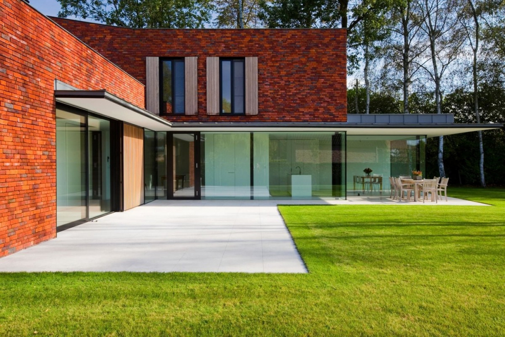 Кирпичный дом с пологой кровлей