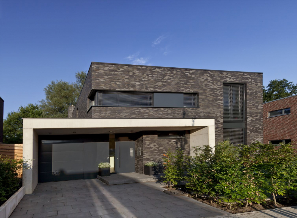 Дом с плоской крышей в кирпиче