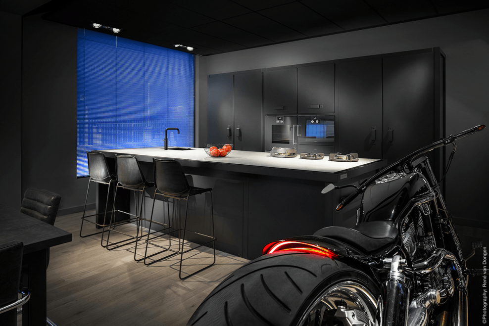 Черная кухня футуристичная