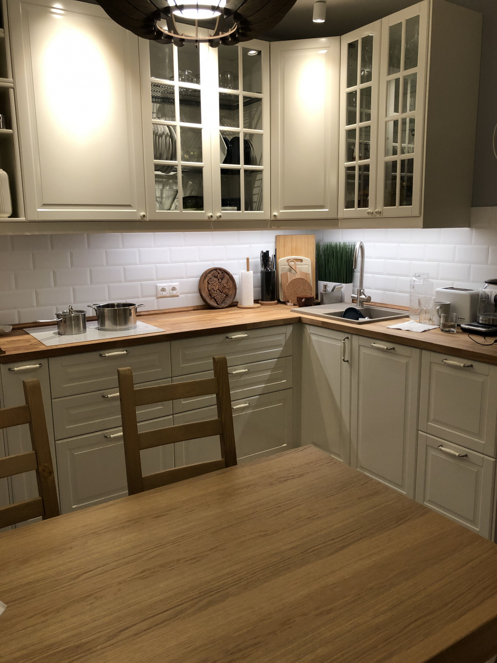 Кухня Будбин икеа и деревянная столешница