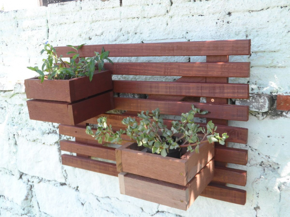 Деревянные клумбы на балконе