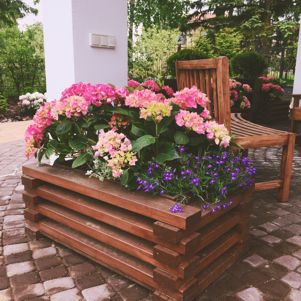 Вазоны на террасе