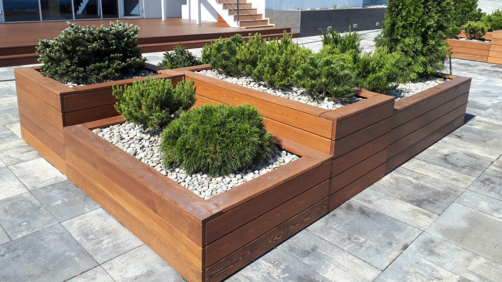 Клумба из лиственницы