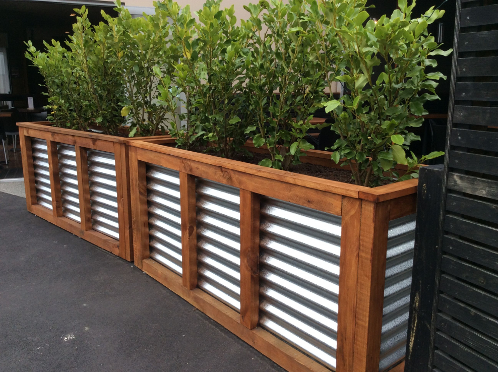 Ограждение веранд ящиками для растений