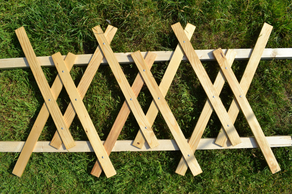 Деревянный заборчик