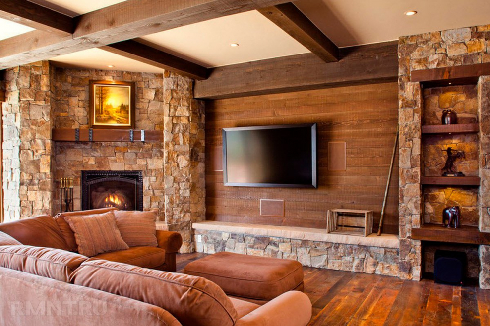 Гостиная с камином в деревянном доме