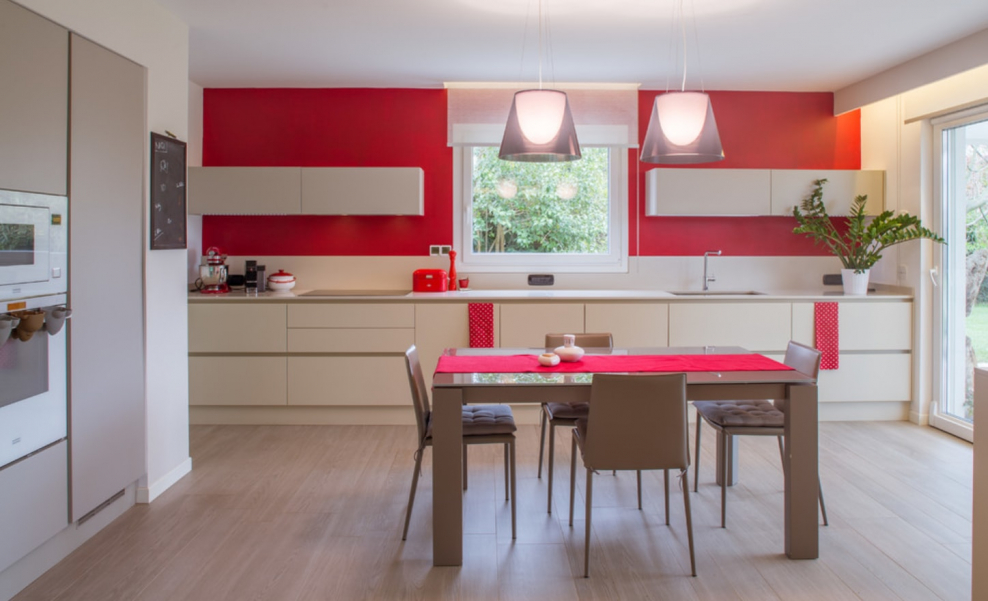 Светлая кухня с красными аксессуарами