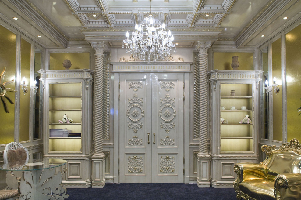 Двери с лепниной