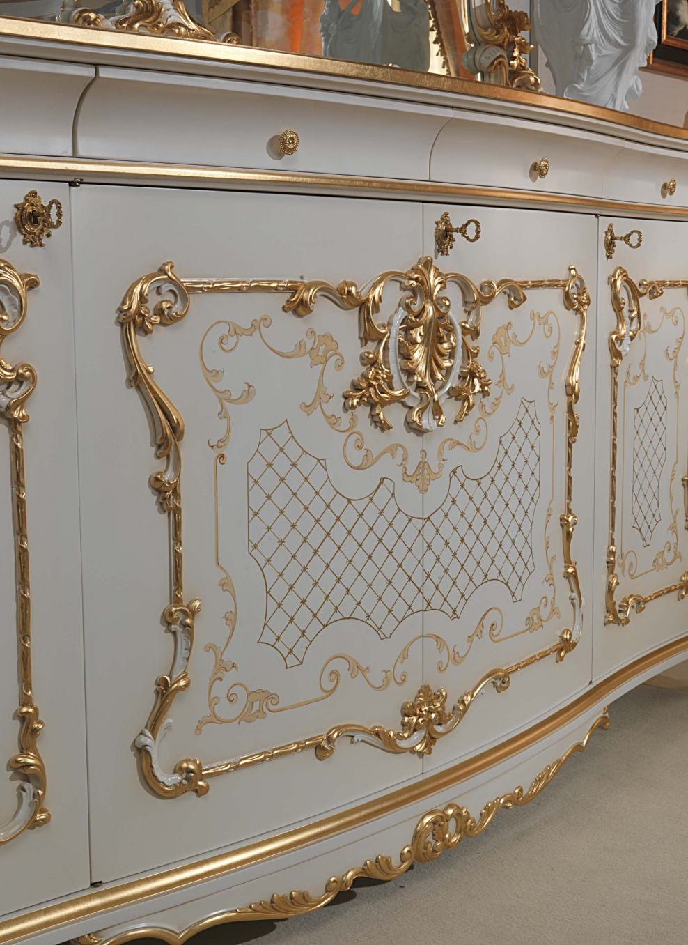 Резная мебель с золотом