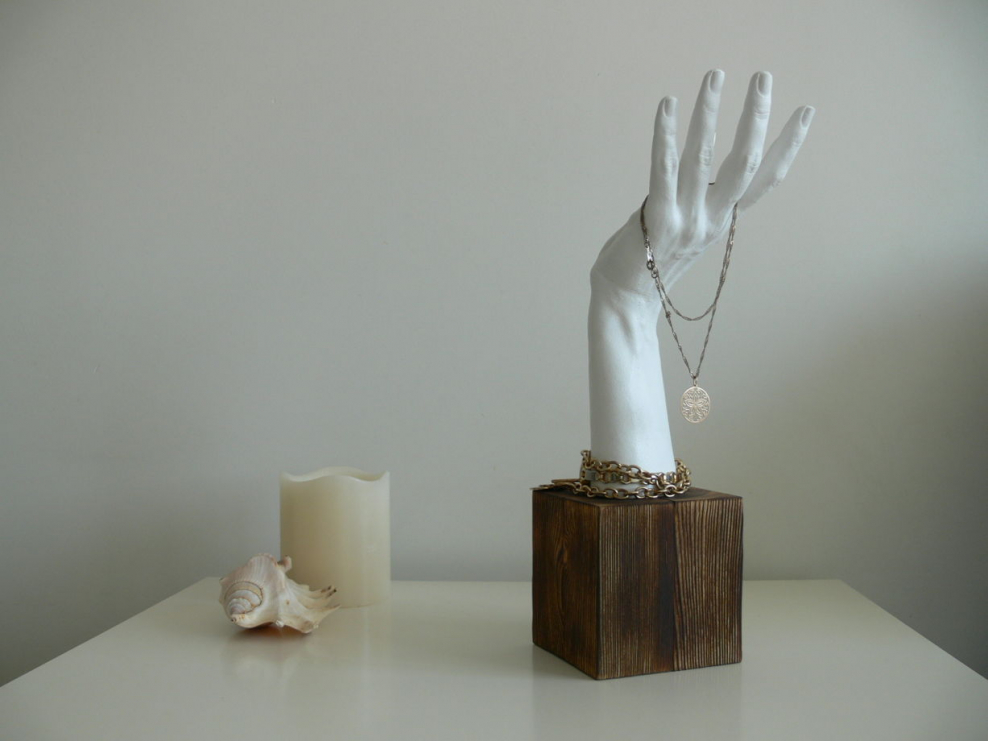 Деревянная рука для украшений