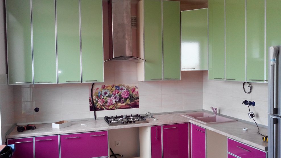 Розово зеленая кухня