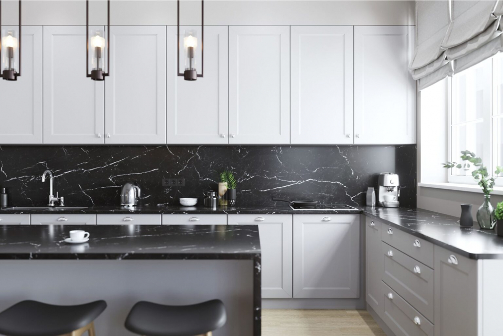 Белая кухня с черным фартуком