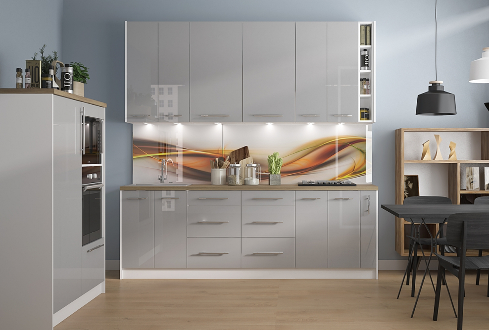 Кухня с высокими верхними шкафами