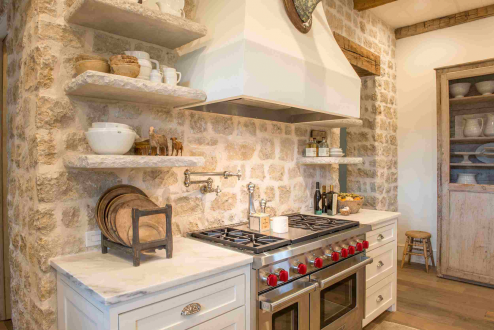 Кухня в деревенском стиле в квартире