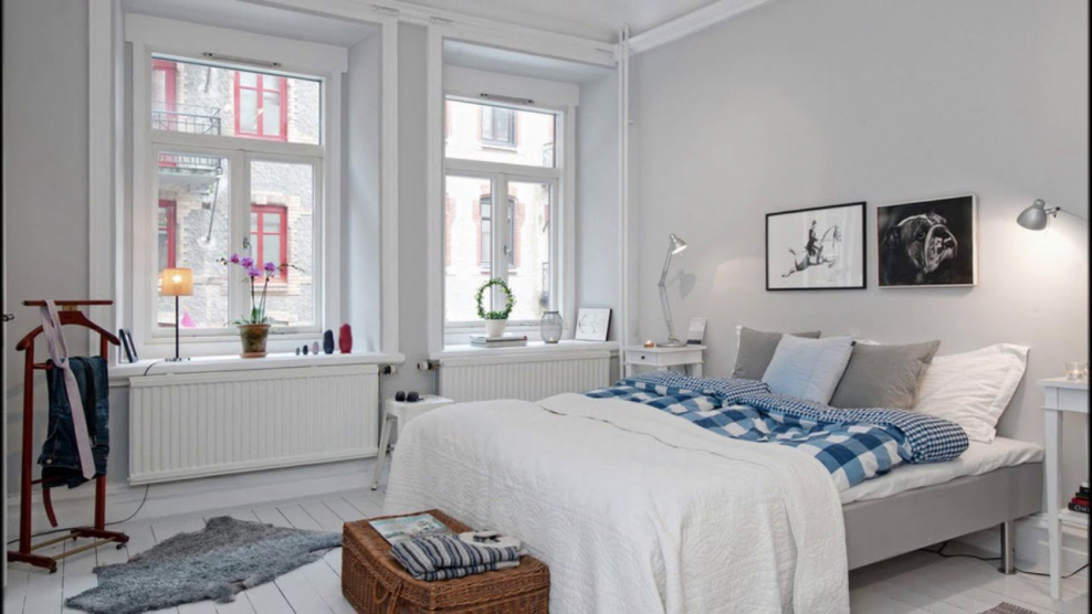 Окно в спальне в скандинавском стиле