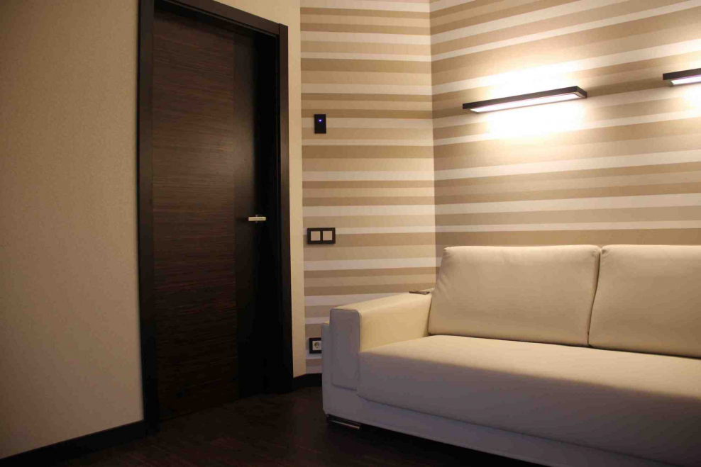 Ламинат на стене в коридоре