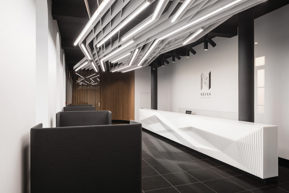 Динамичная композиция в интерьере