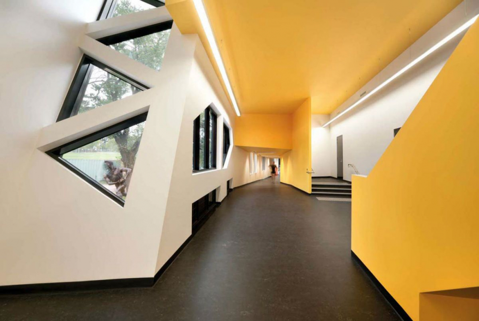 Динамичная композиция в интерьере