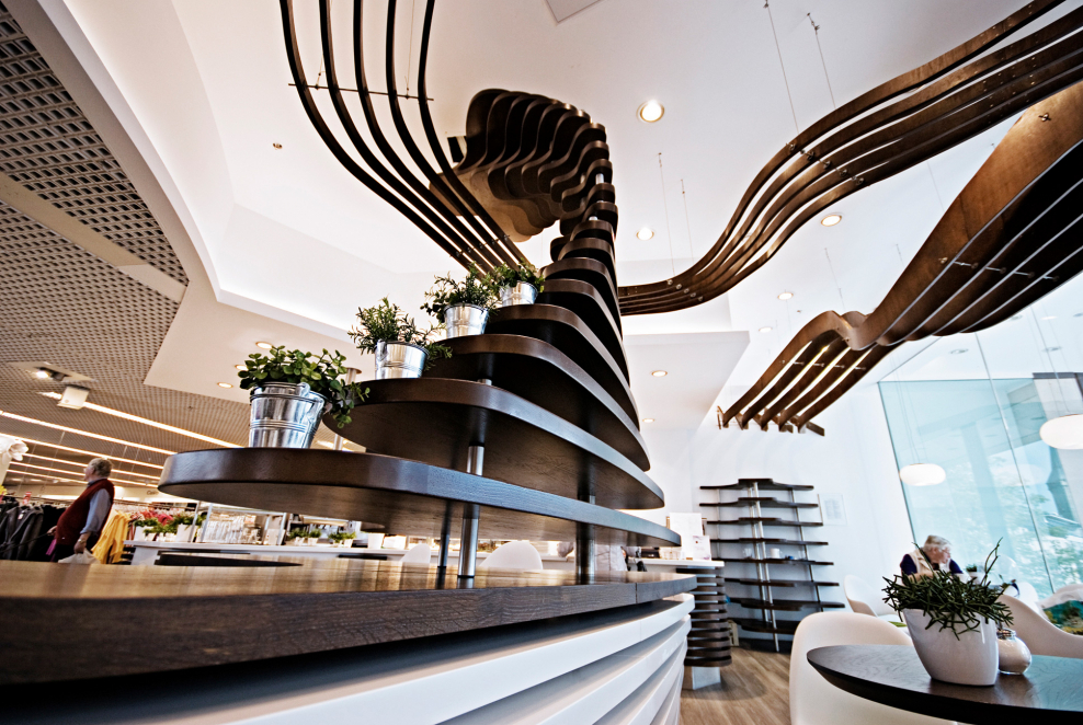 Динамичная композиция в интерьере