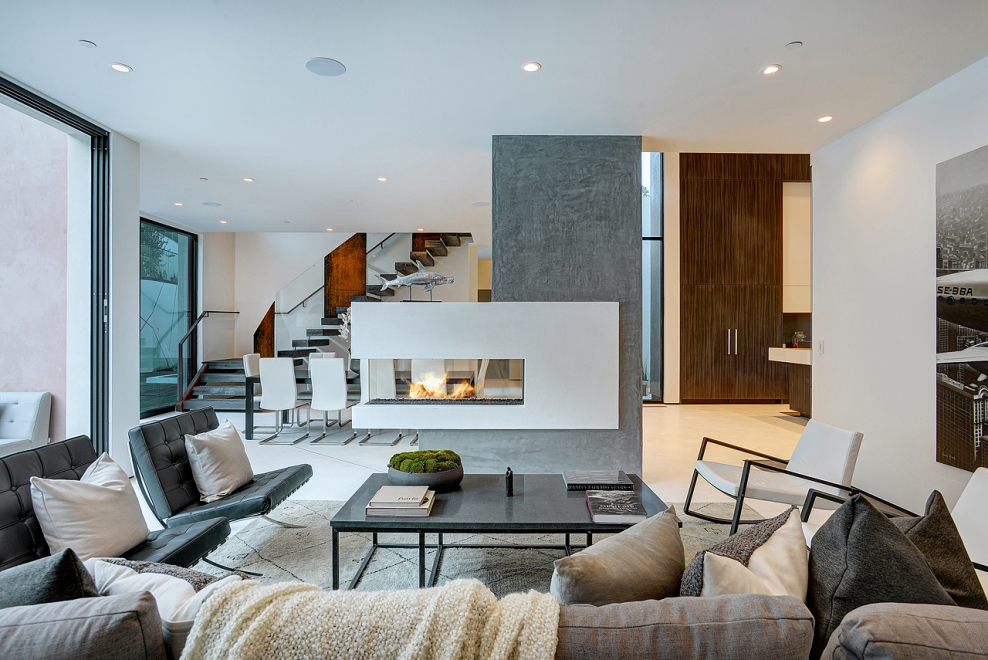 Динамичная композиция в интерьере