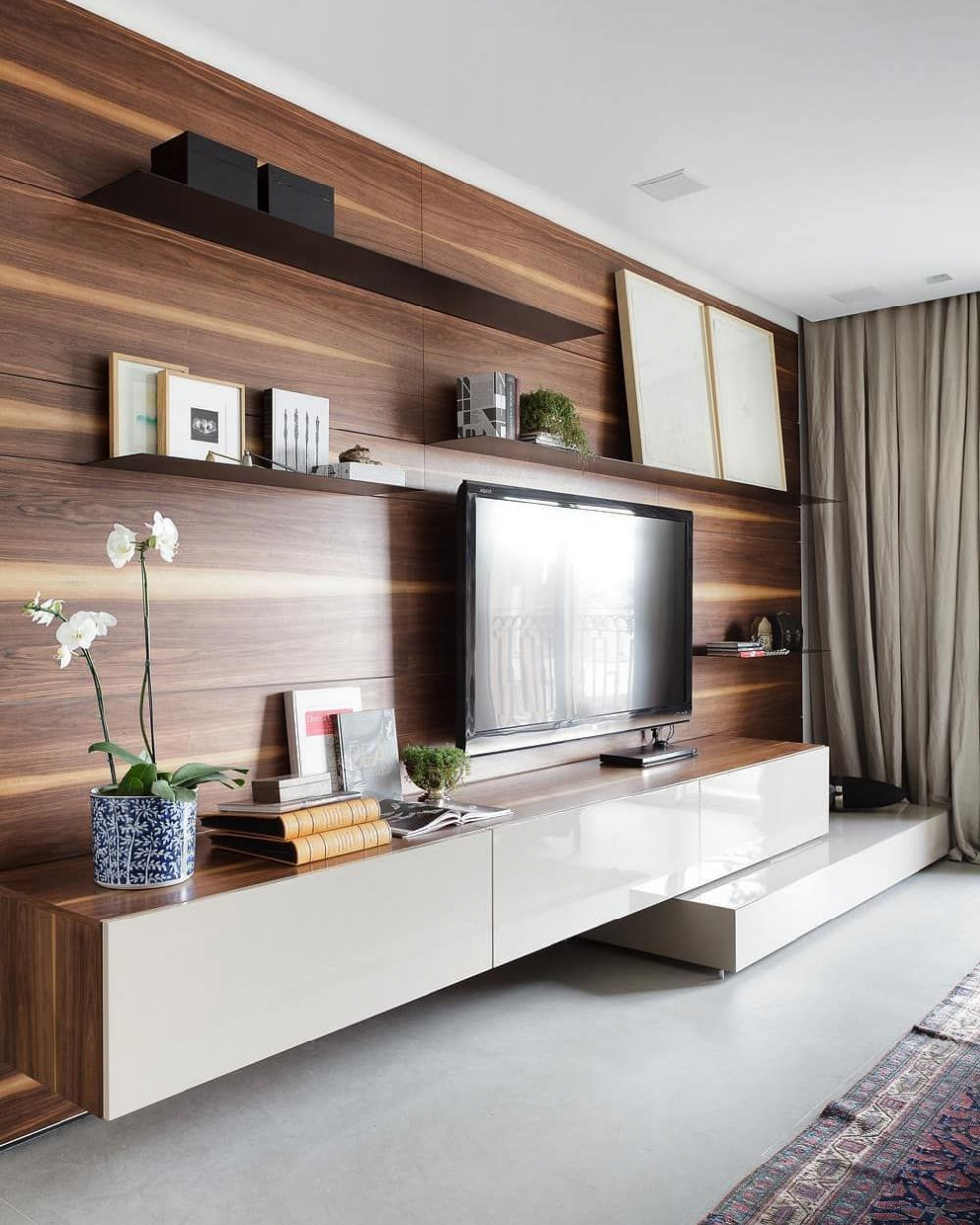 Гостиная с ламинатом на стене