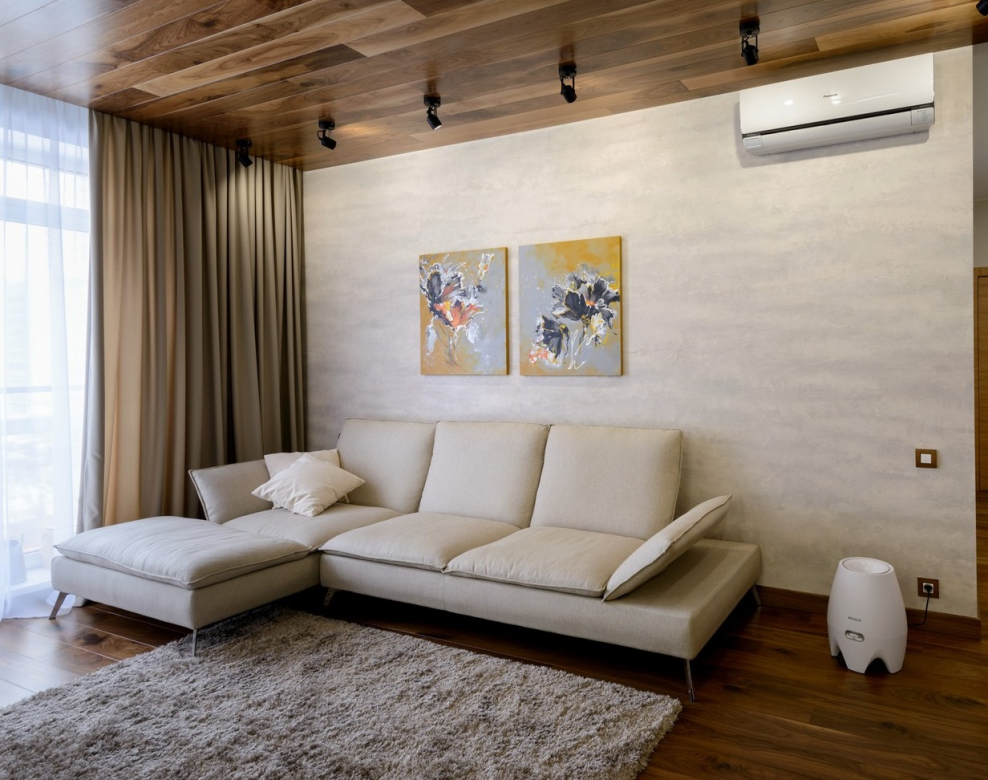 Ламинат на стене в гостиной