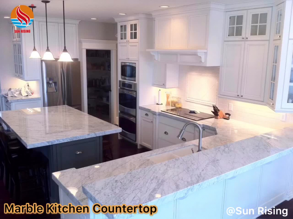 Белая кухня с мраморной столешницей