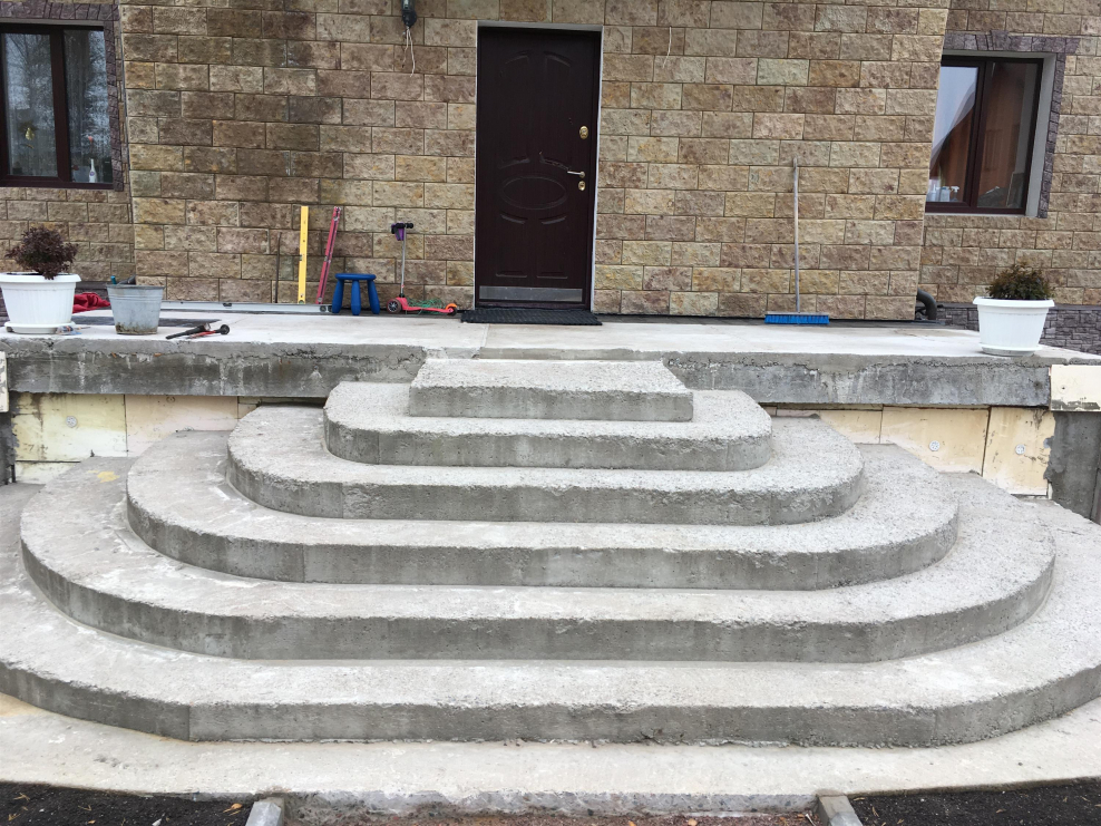 Бетонные ступеньки