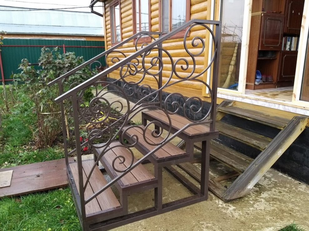 Металлические ступеньки в дом