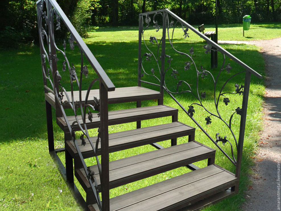 Металлическая лестница на крыльцо