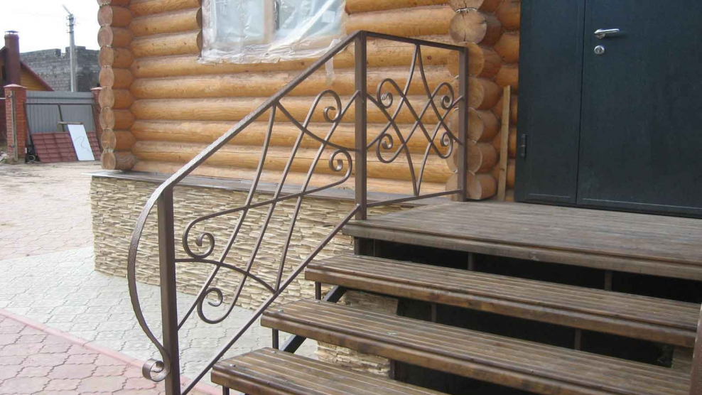 Деревянные перила для уличной лестницы